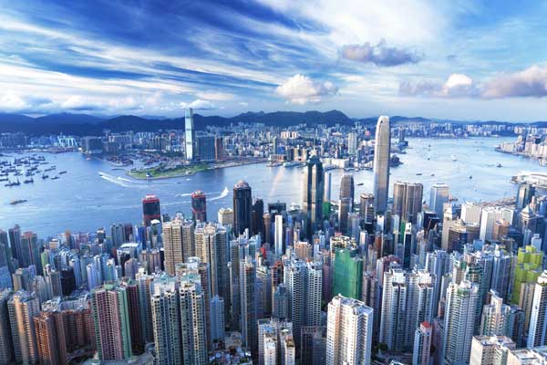 Небоскрёбами, офисными зданиями и отелями украшалось побережье Гонконга.