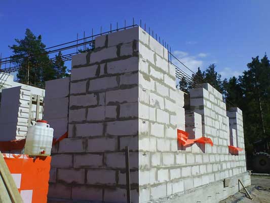 Пеноблоки используемые в возведении стен.