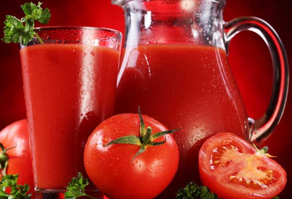 При заболеваниях сердечнососудистой системы полезно употреблять свежие помидоры и томатный сок.