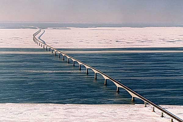 Мост Конфедераций, расположенный в Канаде, считается самым длинным сооружением, проложенным над замерзающей водной поверхностью.