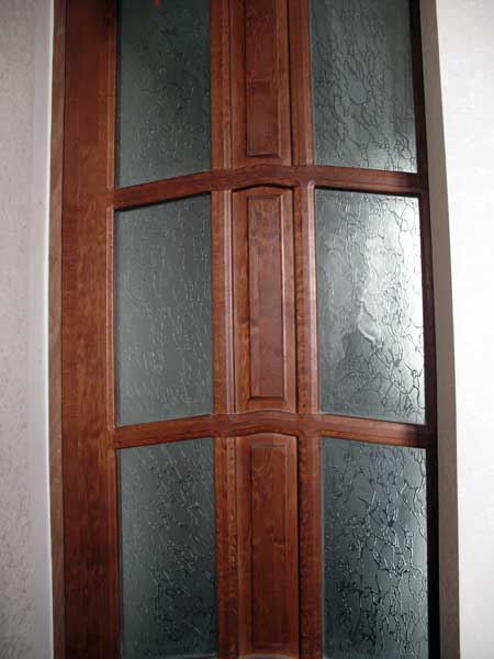 Двери межкомнатные, деревянные.