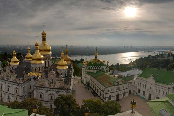 Фотография. Не кликабельно. В 1051 году по указу Ярослава Мудрого основали Киево-Печерскую лавру.