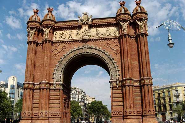 Триумфальная арка была возведена неподалеку от центра города.