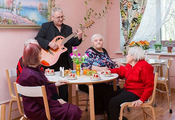 Фотография. Не кликабельно. Чувство юмора и живость ума очень тем важнее, чем человек старше.