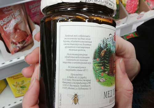 Мёд, собранный с хвойных деревьев – обладает светлым цветом с зеленоватым оттенком.