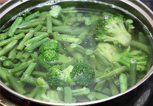 В обед можно съесть овощной суп с зеленой фасолью, брюссельской капустой, картофелем и морковью.
