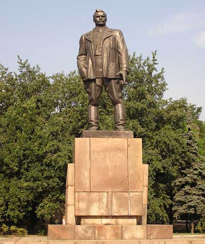 Памятник пламенному революционеру Артёму.