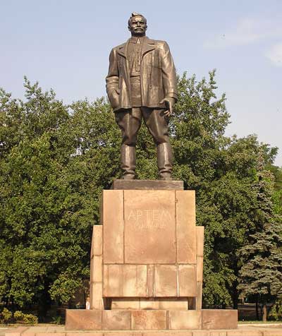 Фотография. Не кликабельно. Памятник пламенному революционеру Артёму.