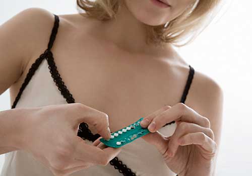 В таблетках подавляющих овуляцию содержаться женские гормоны.
