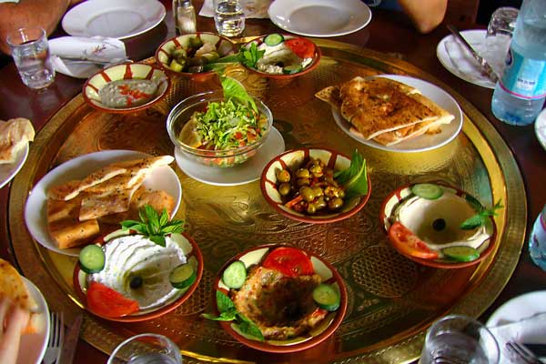 Из свежих и натуральных продуктов приготовлены блюда греческой кухни.
