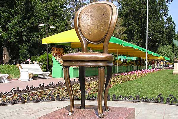 В Одессе стоит памятник тому самому двенадцатому стулу.