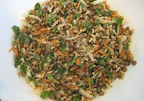 В блюдах из чечевицы, тыквенных семечках, коричневом рисе можно найти цинк.