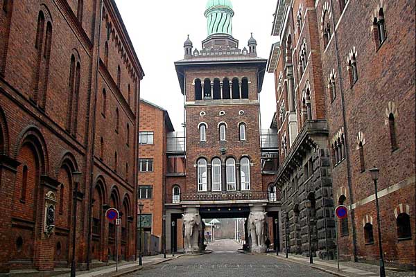 Фотография. Не кликабельно. Знаменитый пивзавод – "Carlsberg" – гордость Дании.