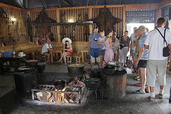 Фотография. Не кликабельно. Из продуктов производимых натуральным хозяйством складывалась национальная кухня абхазов.