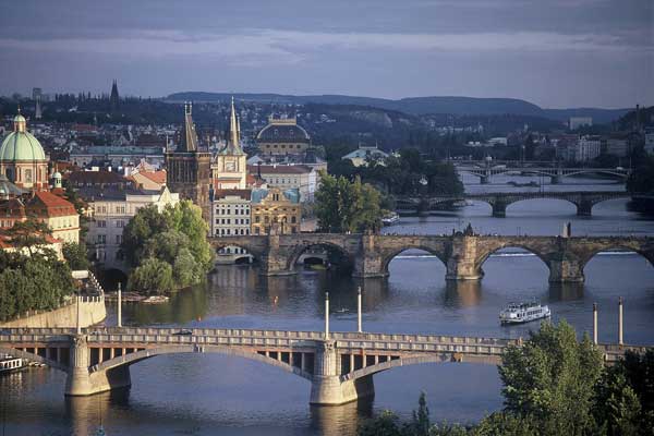 Отпечаток неповторимого очарования и сказочной атмосферы наложили на Прагу памятники архитектуры и местоположение.