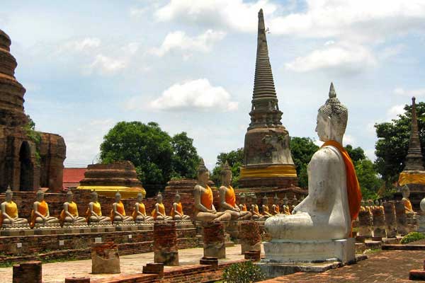 В разных сакральных позах сидят Будды вокруг храма.