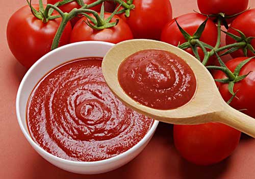 Помидоры, которые содержатся в составе кетчупа, насыщены витаминами PP, Р, К, витаминами группы B и аскорбиновой кислотой.