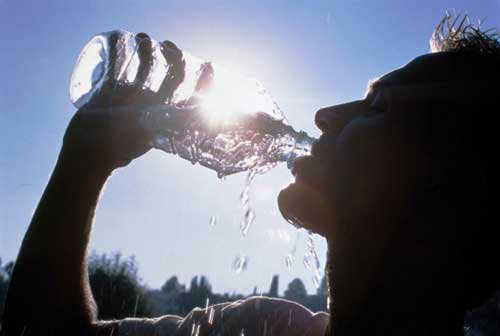 Официальные медицинские источники рекомендуют выпивать от 2 до 3 литров воды в сутки.