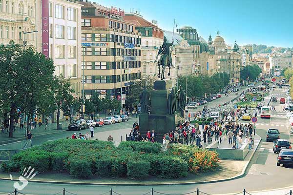 Одна из наиболее знаменитых и самых больших городских площадей мира – Вацлавская площадь.