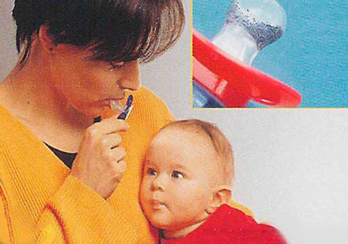 Облизывая пустышки или ложки малышей, мамы очень часто инфицируют собственных детей.