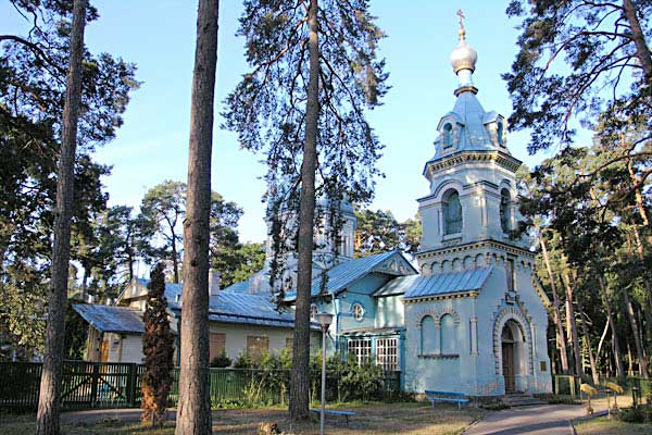Фотография. Не кликабельно. Не смотря на пережитые беды, целым остался храм святого князя Владимира.