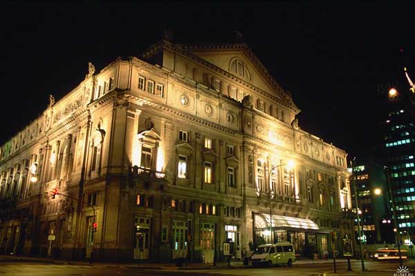 Одним из величайших и самых роскошных в Европе является будапештский оперный театр.