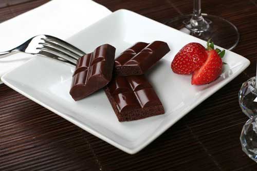 Съев 3-4 кусочка шоколада перед обедом, во время самого приема пищи вы съедите гораздо меньше.