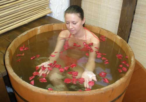 С душа и погружения тела в дубовую бочку с водой начинается посещение японской бани.