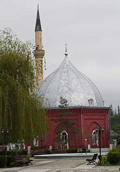 Возведенная в XIX веке мечеть Джума является достопримечательностью города.